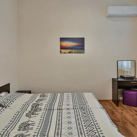 Aposto Center House-6pp Apartment Varna